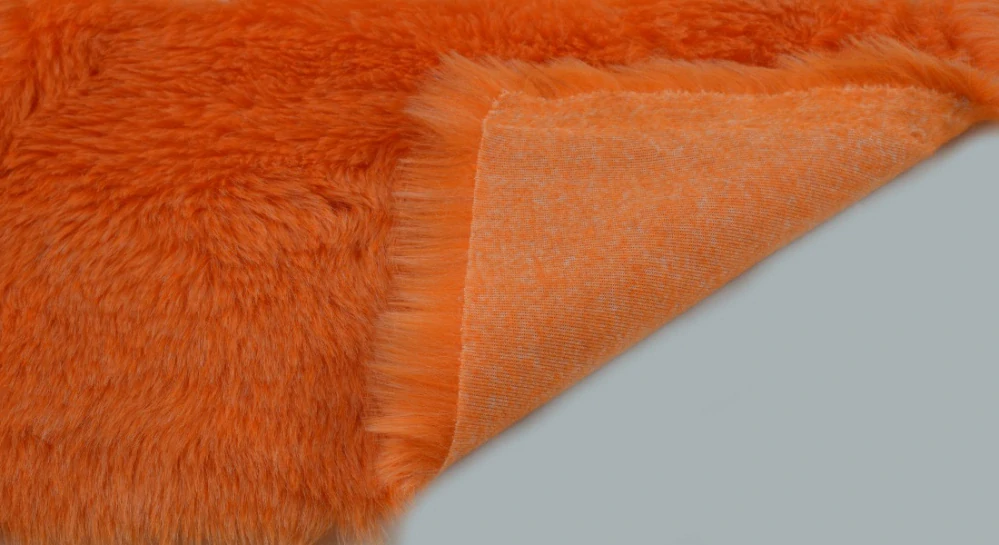 Kunstfell in Hellorange – Florlänge 30 mm, Breite 150 cm