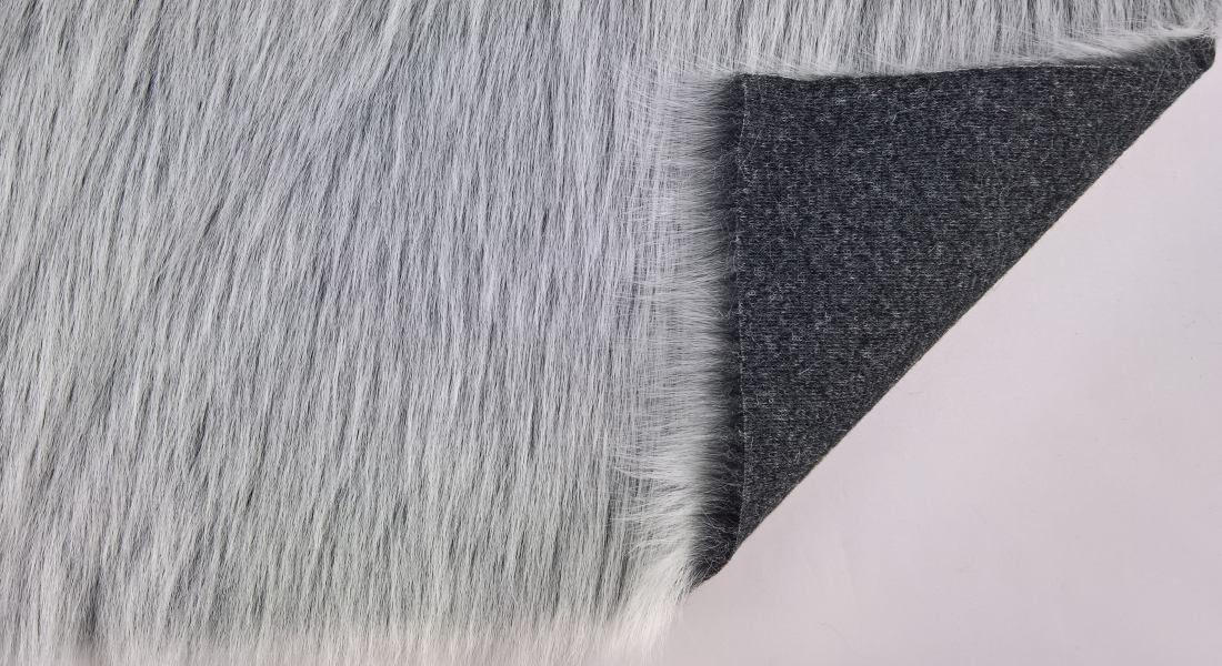 Kunstfell meterware, schwarzer Grund mit weißem (grauem), Flor 60 mm, Breite 150,
