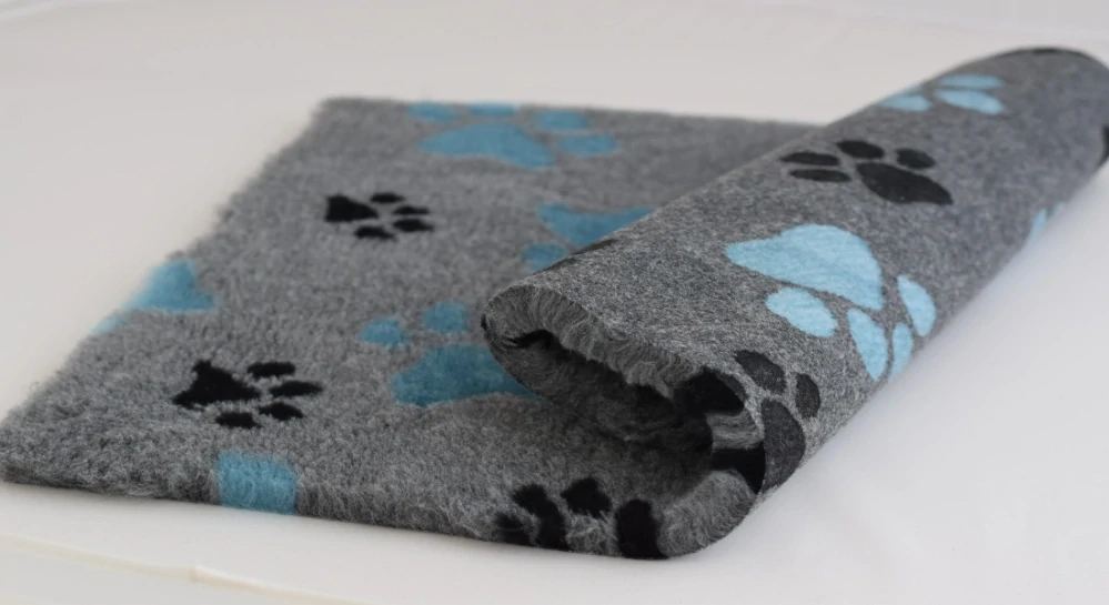 Hundematte, ISOLIEREND, Meterware, blaue und schwarze Pfoten