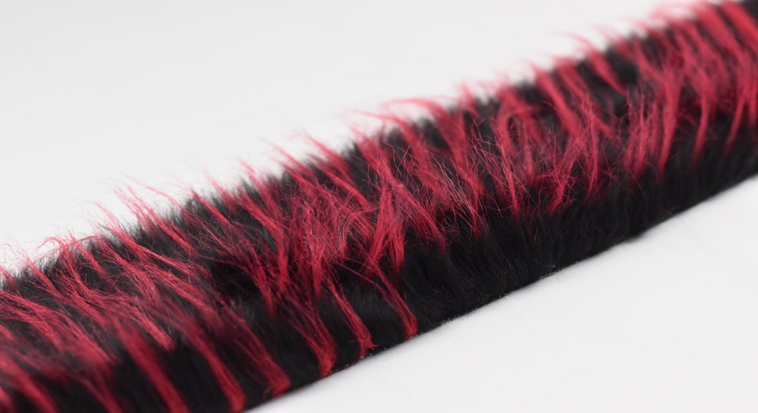 Pelzbesatz, kirschrot - tiefrot mit schwarz, Flor 60 mm