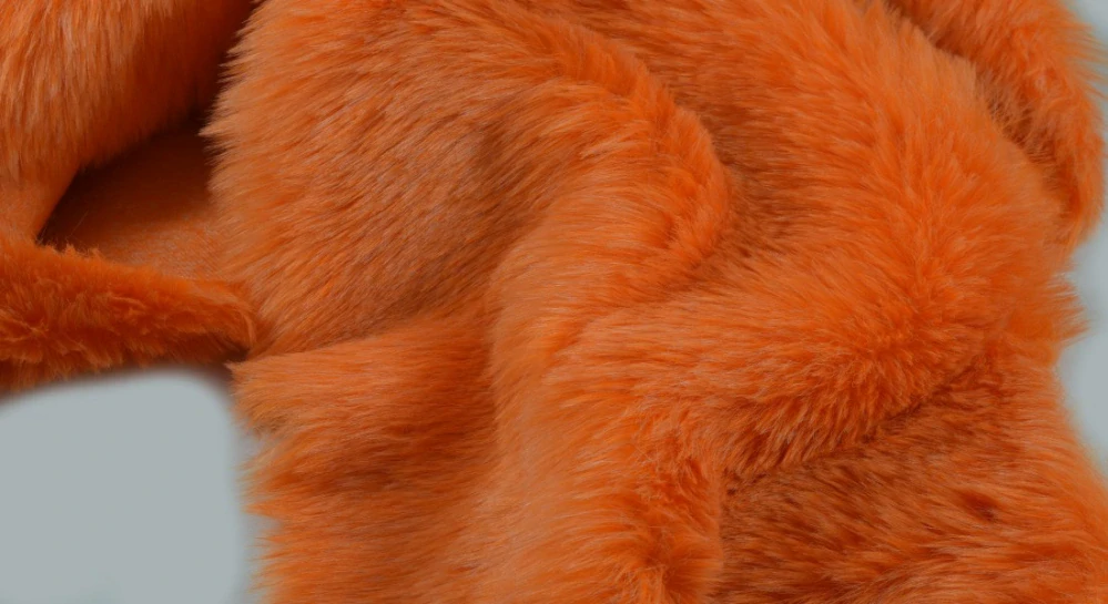Kunstfell in Hellorange – Florlänge 30 mm, Breite 150 cm