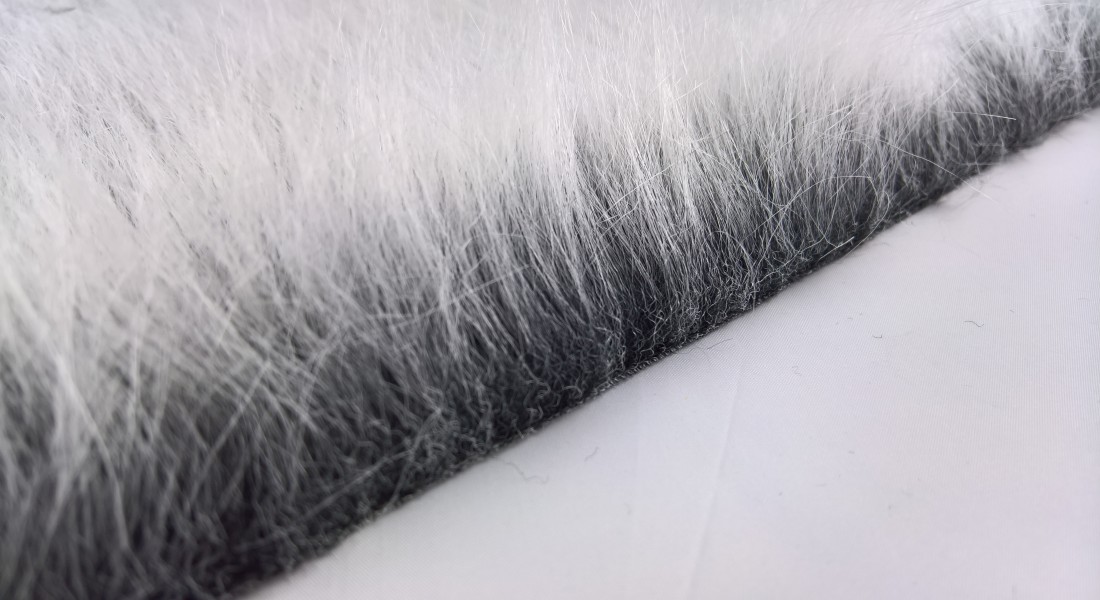 Kunstfell meterware, schwarzer Grund mit weißem (grauem), Flor 60 mm, Breite 150,