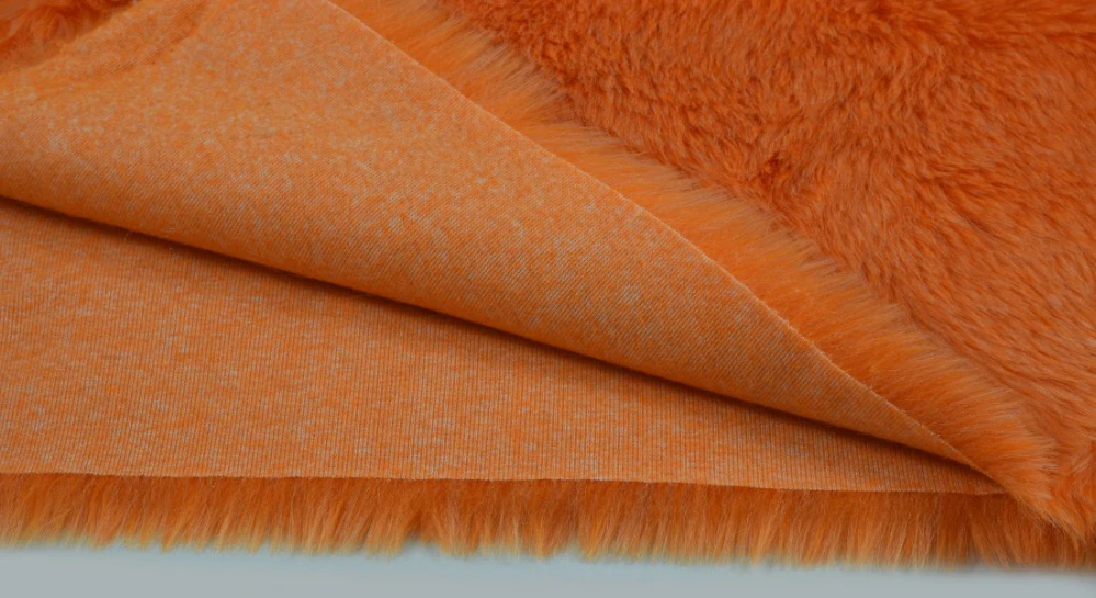 Kunstfell in Hellorange – Florlänge 30 mm, Breite 150 cm